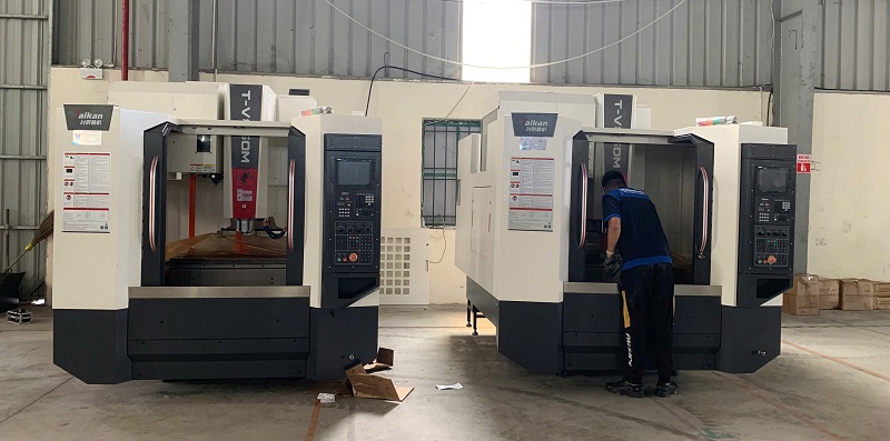 Xưởng gia công CNC với máy phay đứng